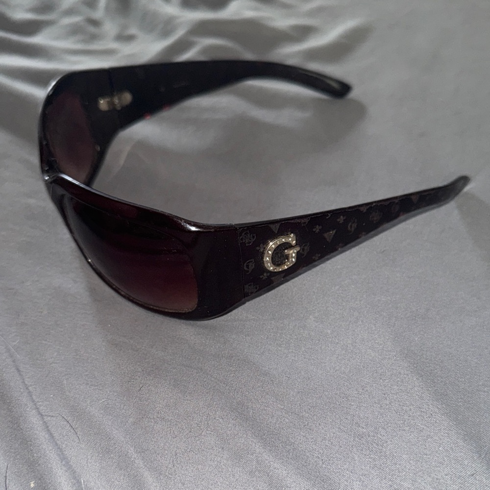 Guess women’s wrap around sunglasses